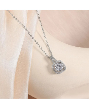 Collier "Éclat d'Étoile" en Cuivre avec Pendentif en Zircon Cubique - Élégance Géométrique