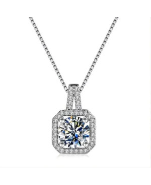 Collier "Éclat d'Étoile" en Cuivre avec Pendentif en Zircon Cubique - Élégance Géométrique